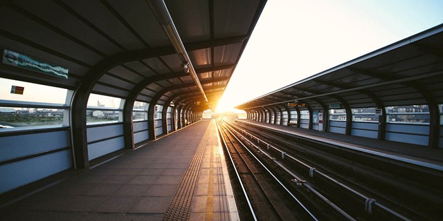 En tågstation i solnedgång 
