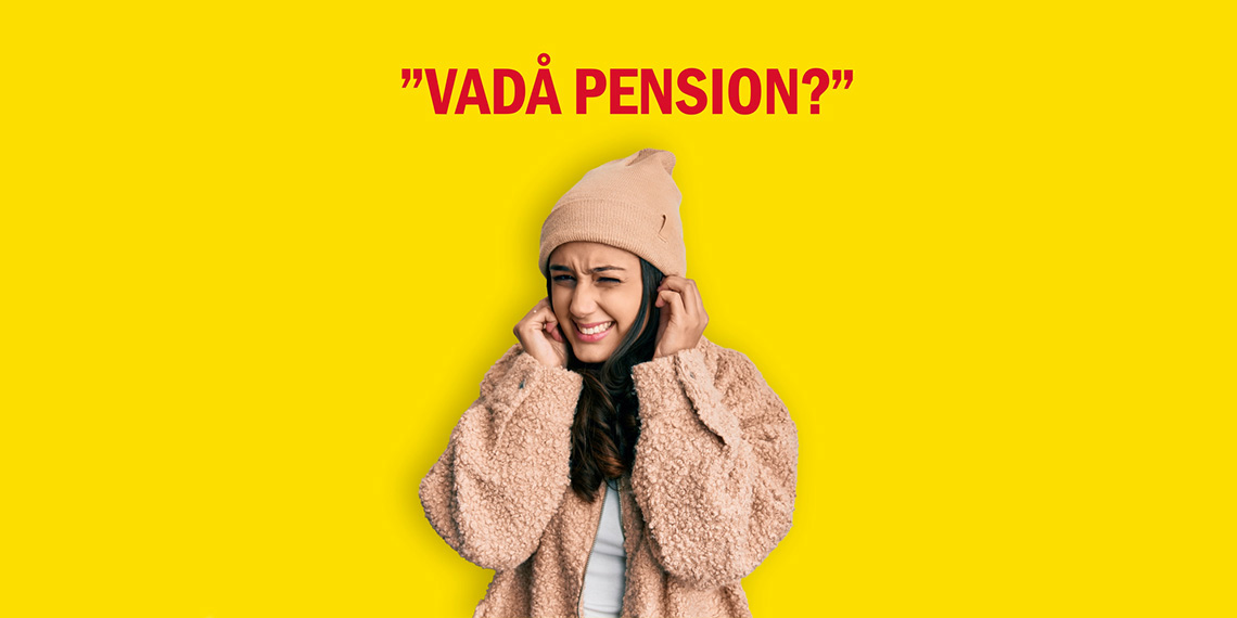 Ung person håller för öronen.