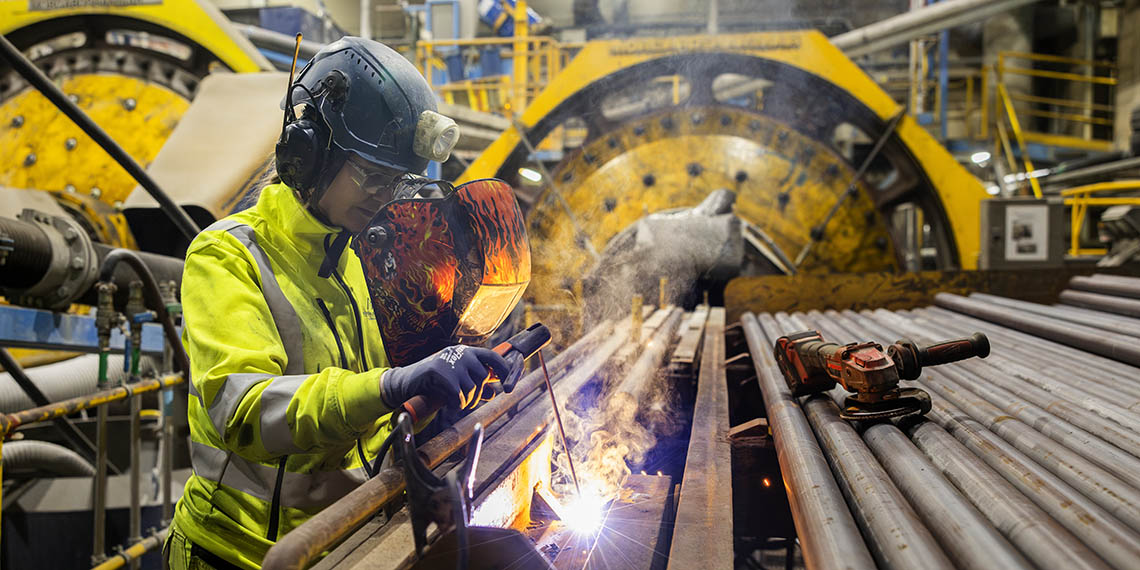 Kvinna i industrimiljö