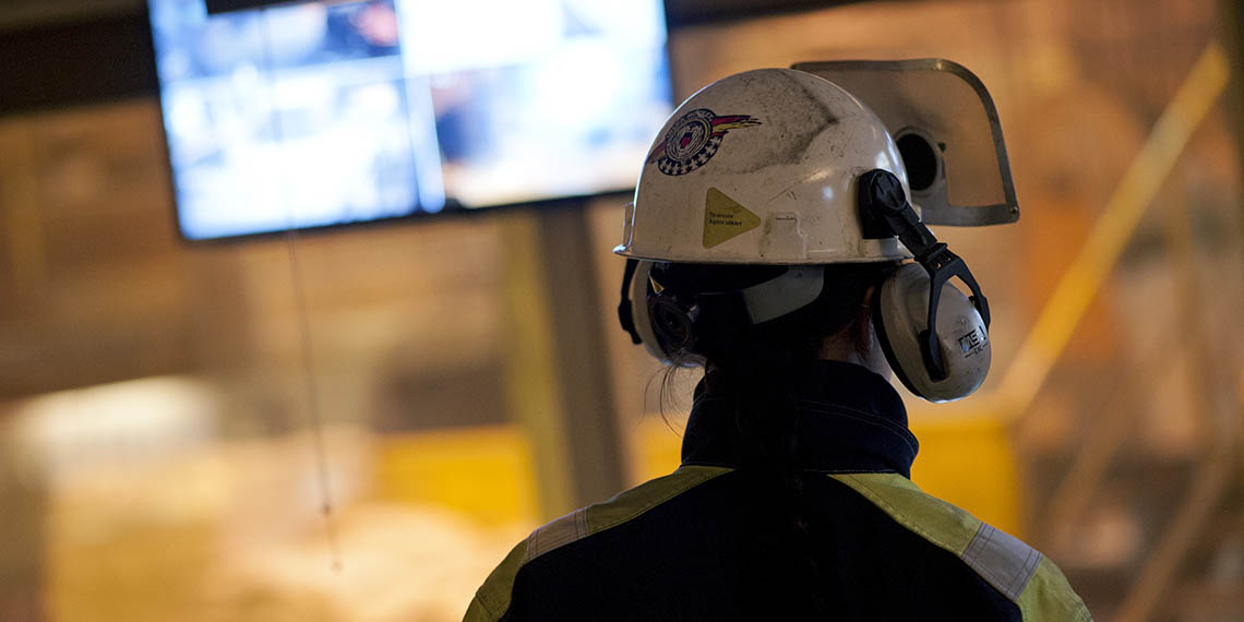 Kvinna i industrimiljö