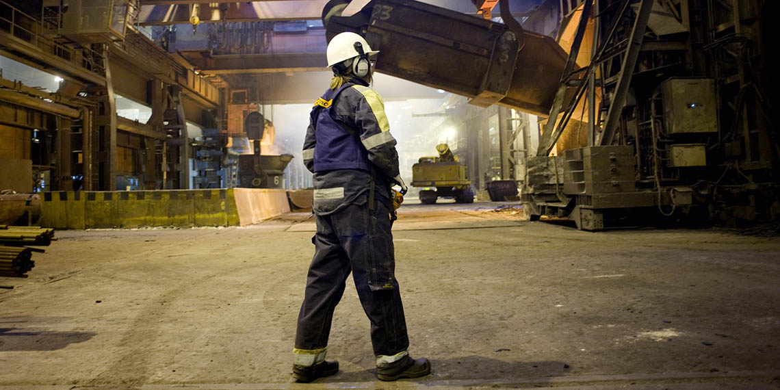 En kvinna i industrimiljö