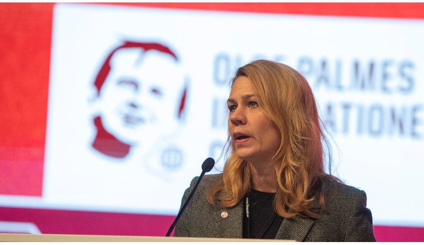 Bilden visar Anna Sundström från Olof Palmes internationella center som talar på IF Metalls kongress.