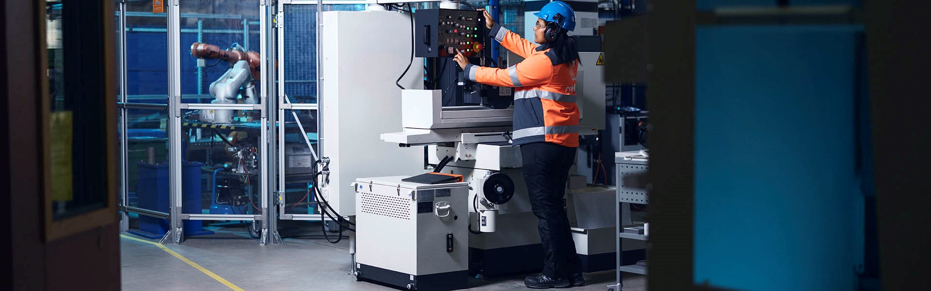 Emma Eriksson står i industrimiljö