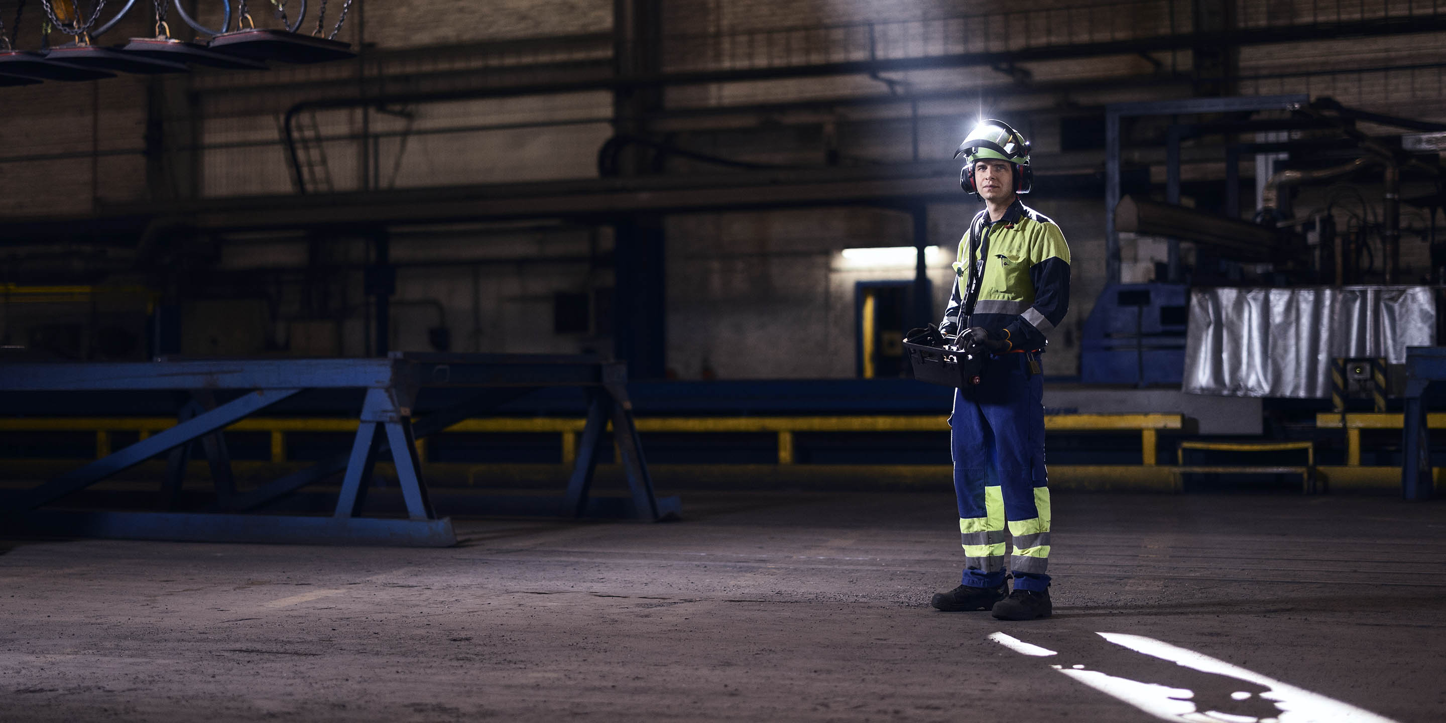 Foto på Daniel Blixt i industrimiljö