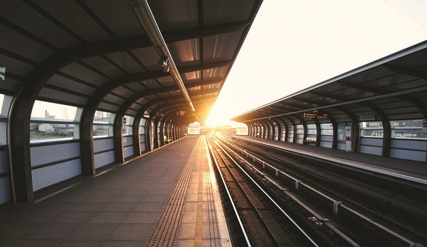 Foto på en tågräls i solnedgång