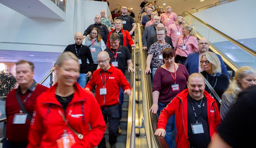 Bilden visar flera deltagare på IF Metalls kongress som går nedåt i en trappa.