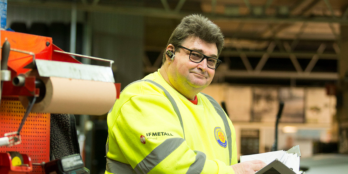 Man i gula reflexkläder med IF Metall-logga och skyddsombudsmärke.
