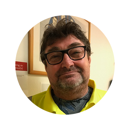 Rund bild, selfie, person med glasögon och skägg, iklädd gul jacka.