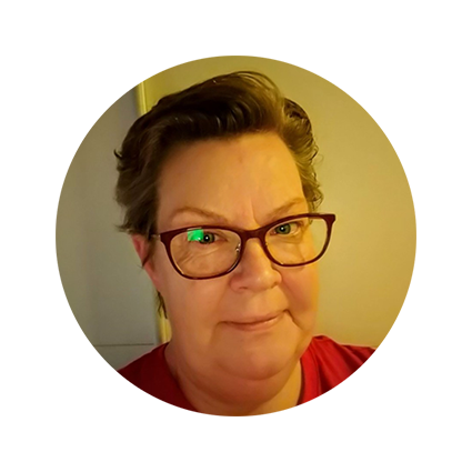 Rund bild, selfie, av person med glasögon och röd tröja.