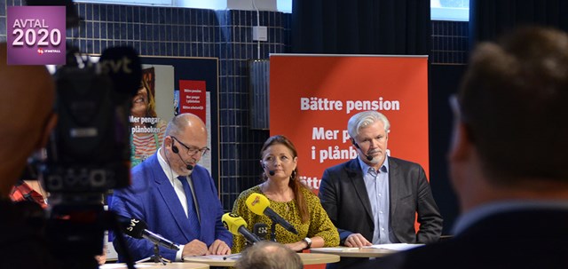 IF Metalls förbundsordförande Marie Nilsson står mellan Karl-Petter Thorwaldsson, LO:s ordförande, och Torbjörn Johansson, LO:s avtalssekreterare, under pressträffen den 23 oktober 2019.