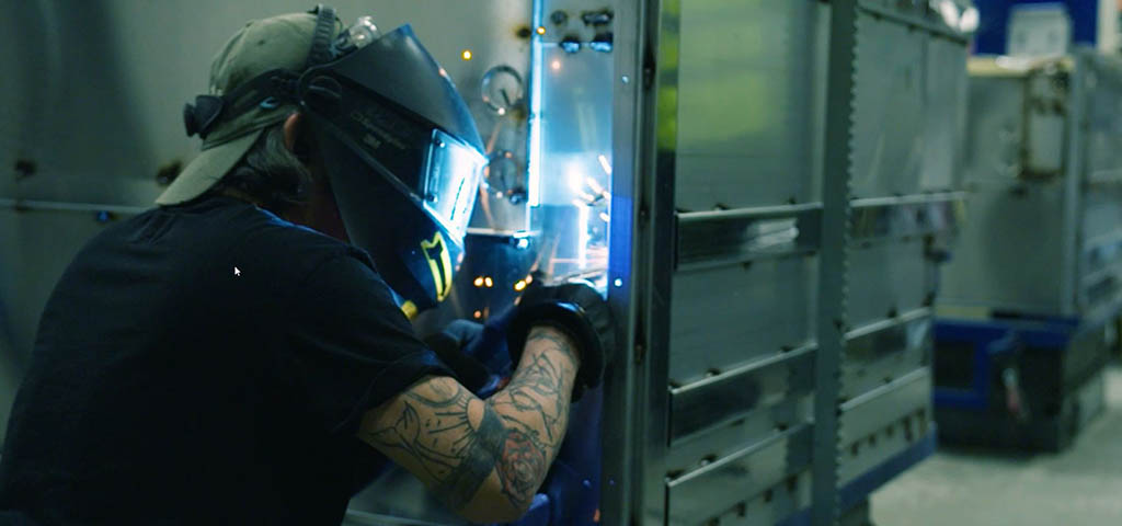 En person som svetsar