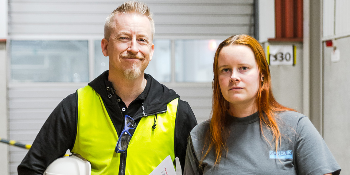 Porträtt av Pär Jansson med kollegan Maria Arnöman på Sandvik Mining Rock Tools i Sandviken.