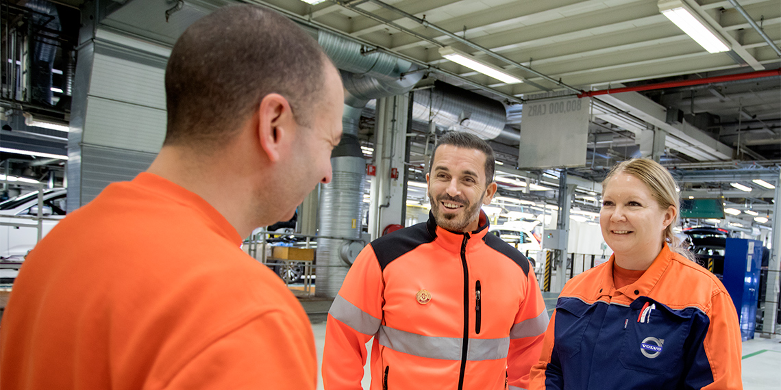Adrian Avdullahu och Camilla Lindfors, förtroendevalda, talar med en medlem med ryggen mot kameran.