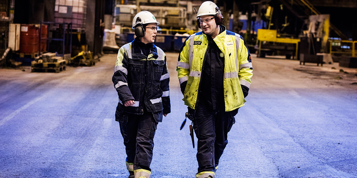 Linda Forså och Marcus Haddon i skyddskläder på SSAB i Oxelösund.