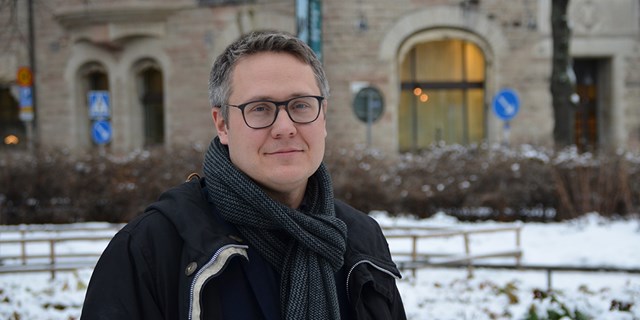 Johan Danielsson i vintrig stadsmiljö.