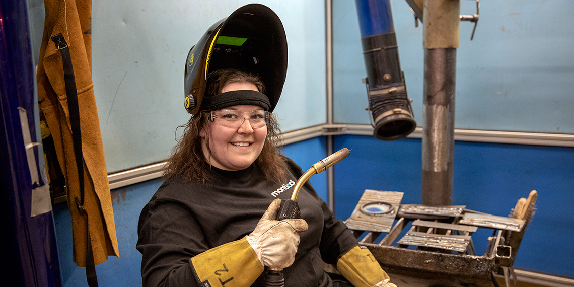 Johanna Forslund, student Ung Verkstad, svetsar.