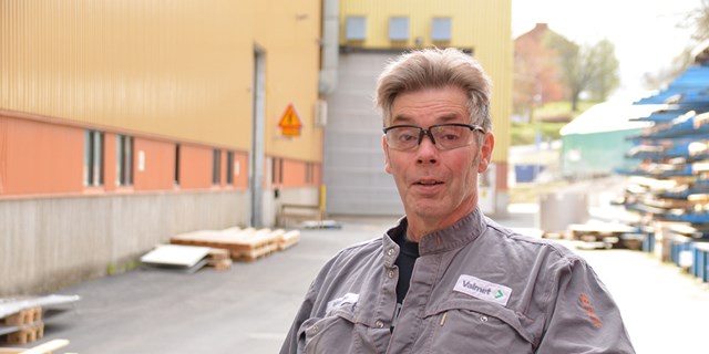 Björn Aho, kassör i klubben på Valmet i Sundsbruk, framför arbetsplatsen.