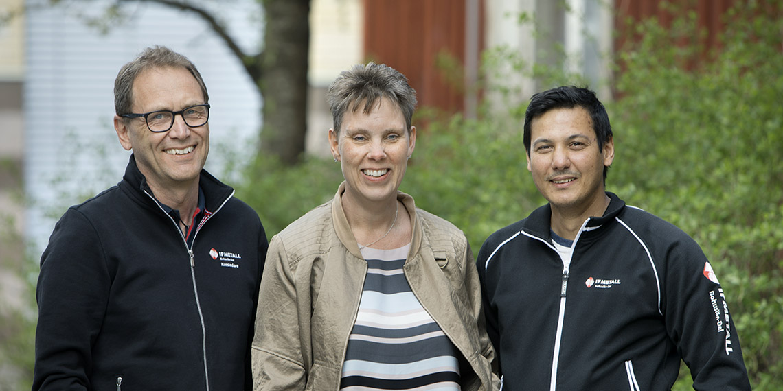 Robert Kindmark, Malin Edvardsson och Ivica Stojkovic i IF Metall Bohuslän-Dal framför framför en röd byggnad.