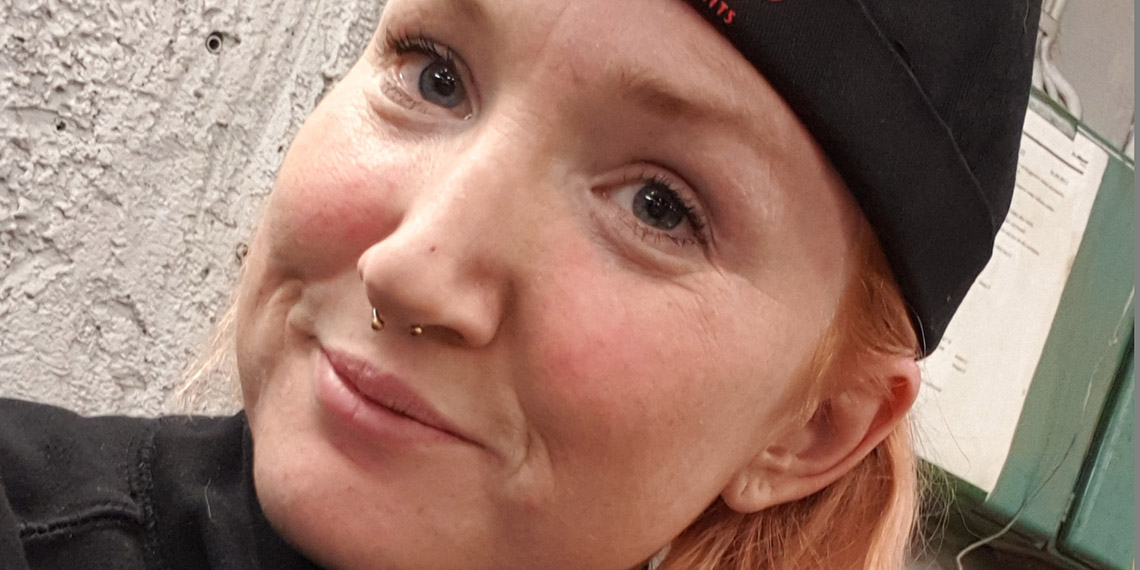 Selfie av Maria Höök, svetsare och bloggare.