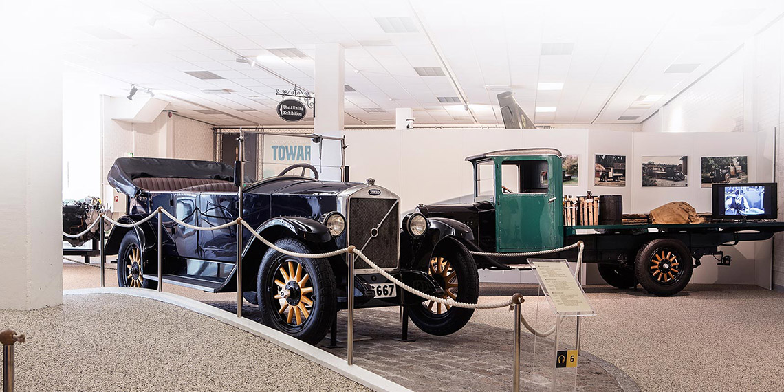 Bilar av äldre årsmodell på Volvomuseet i Göteborg.