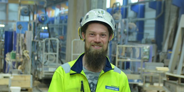 David Brolin, facklig-politisk ansvarig i IF Metall Örebro län, med skyddshjälm på huvudet, på sin arbetsplats Strängbetong.