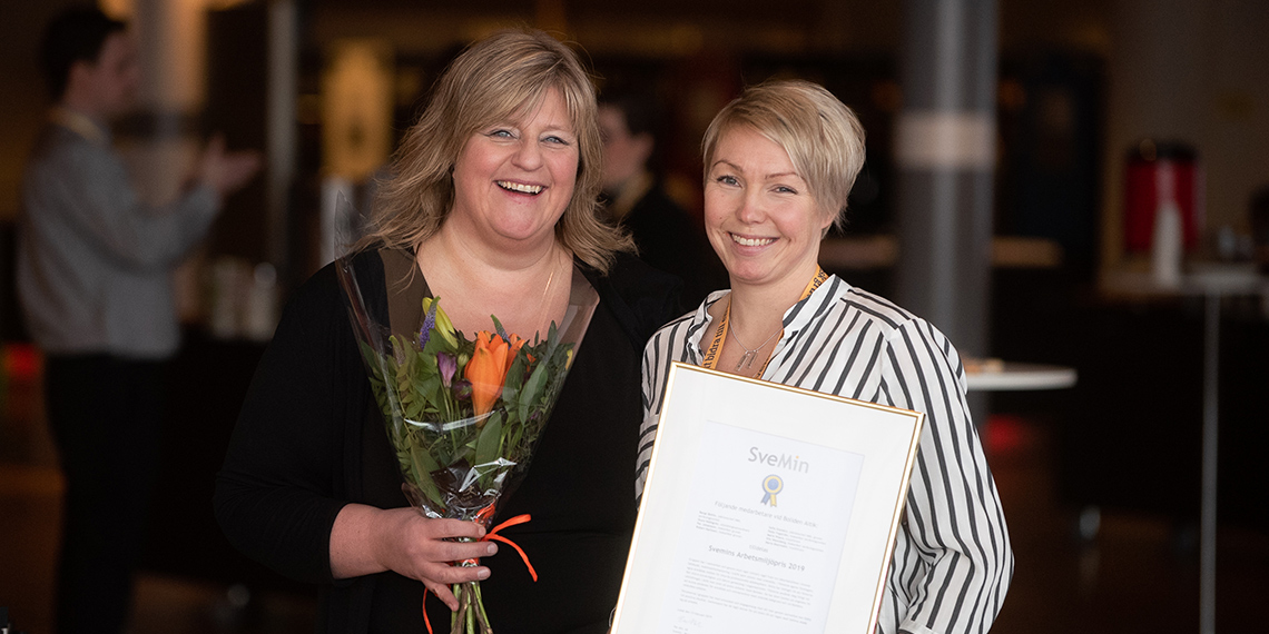 Boliden Aitikgruvan i Gällivare, står med blommor och diplom efter att ha tagit emot Svemins arbetsmiljöpris.