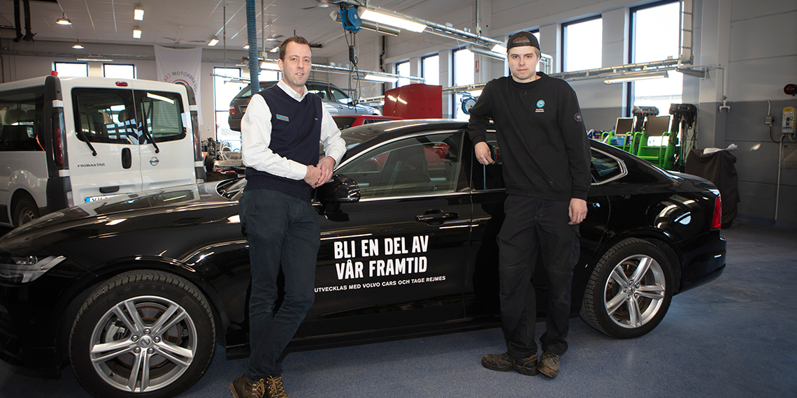 Alexander Wilhelmsson, rektor på Tullängsskolans fordonstekniska program, och Victor Lundqvist, sistaårselev.