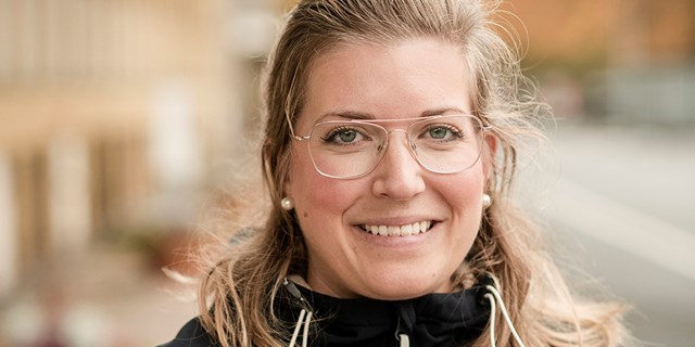 Susanne Svensson mot suddig utomhusbakgrund.