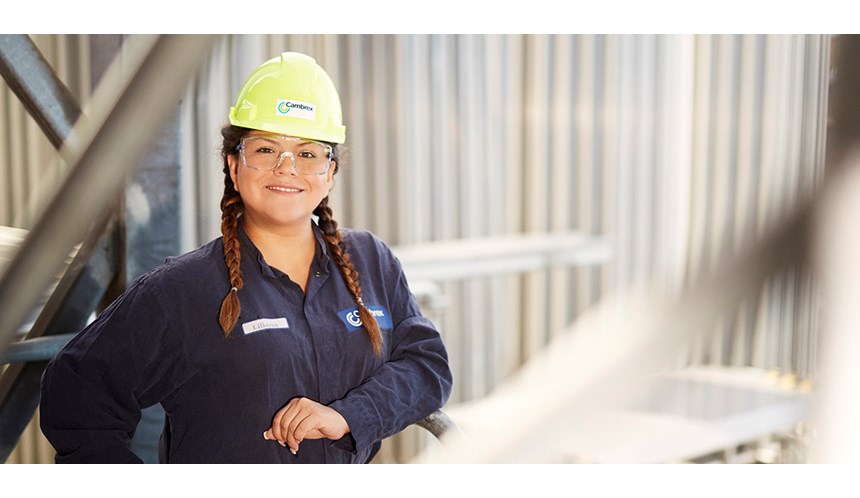 Liliana Benito Stenberg, kongressombud i IF Metall, på sin arbetsplats i arbetskläder, hjälm och skyddsglasögon.