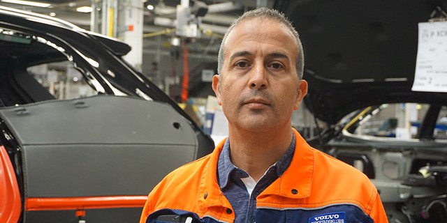 Abdirzak Bouzoubae, förtroendevald i IF Metall, framför bilkarosser på arbetsplatsen.