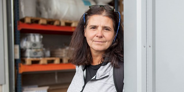 Paula Thunberg Bertolone, ombudsman på IF Metall, i öppningen till en lagerbyggnad.