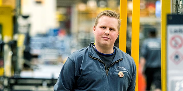 Tobias Rydell, förtroendevald i IF Metall, på sin arbetsplats i industrimiljö.