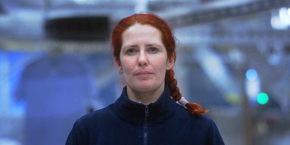 Porträtt av Marianne Sund, förtroendevald i IF Metall, mot suddig, blåtonad bakgrund.