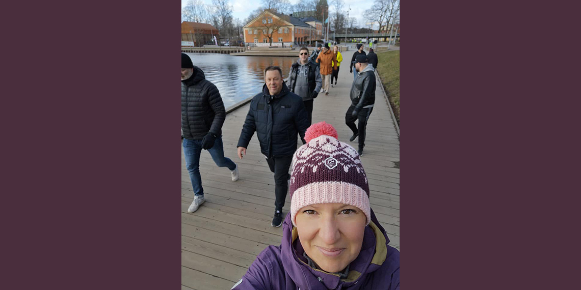 Ett gäng människor på promenad, iklädda ytterkläder och mössor.