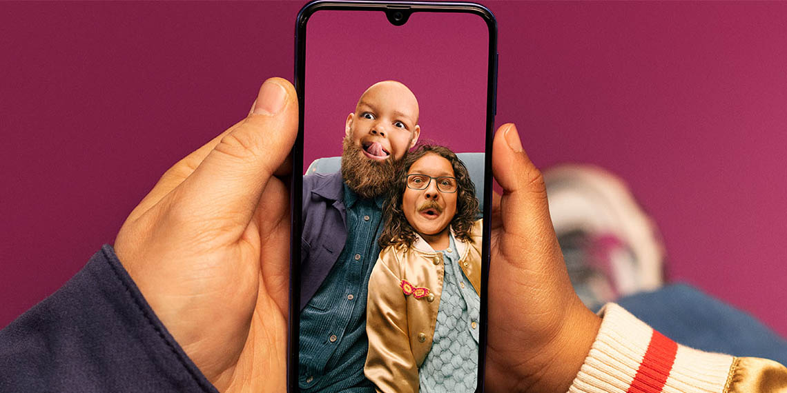 Bild från Hallons reklam: Ett barn och en vuxen har gjort så kallade "face swaps" i mobilen