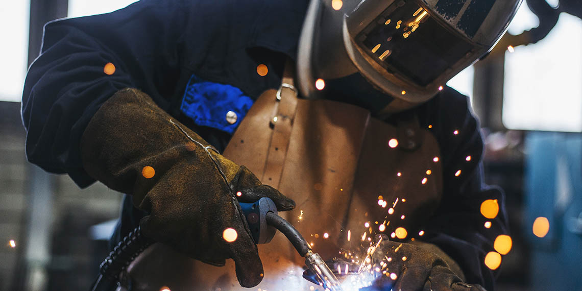 Foto av en som svetsar