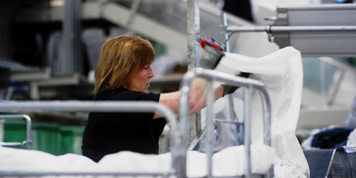 En kvinna jobbar med tvätt