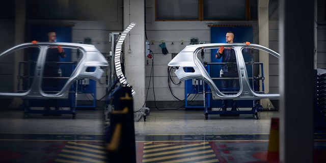 Bilden visar Peter Stjoic när han arbetar på Volvo Cars i Göteborg.