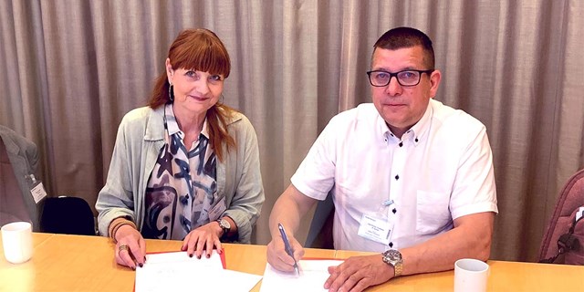 Förbundsordförande Marie Nilsson och avtalssekreterare Veli-Pekka Säikkälä signerar huvudavtalet.
