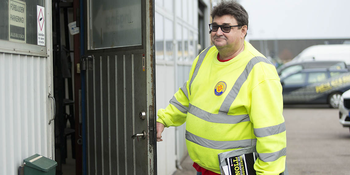 Bild på en man som går in genom en dörr. 