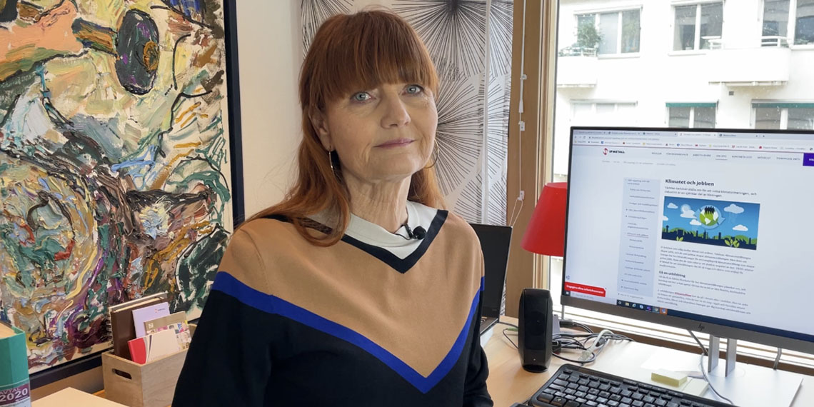 Marie Nilsson framför en dator