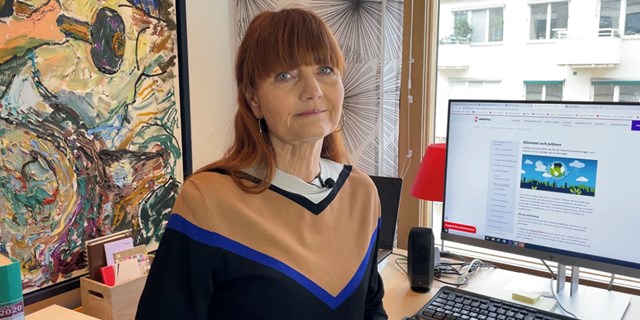 Marie Nilsson framför en dator