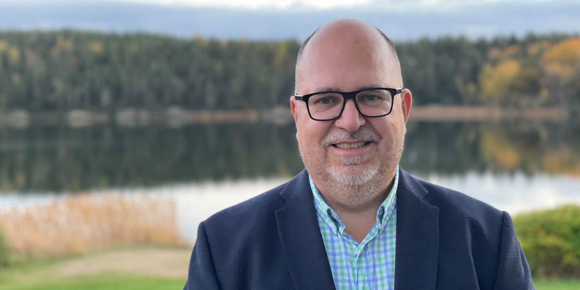 Foto på Karl-Petter Thorwaldsson som står utomhus. Karl-Petter ler. 