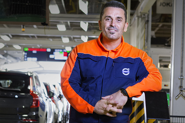 Bilden visar Adrian Avdullahu. Bilden är tagen på Volvos fabrik.