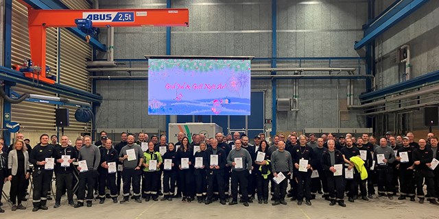 Bilden visar de lite drygt 100 anställda vid BAE Systems Bofors Ab som tagit emot certifikat som visar vilka yrkeskunskaper de har.
