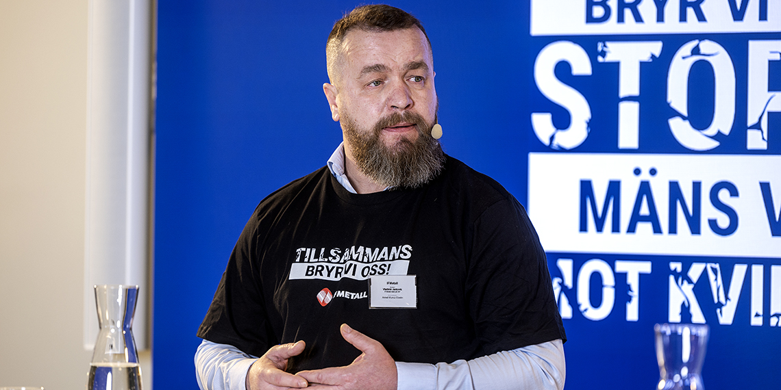 Vladimir Jankovic pratar om machokultur. Han har händerna ihop och en svart t-shirt med texten "tillsammans bryr vi oss".