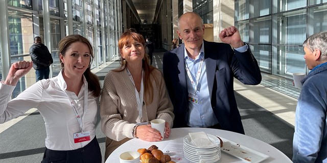 Marie Nilsson (i mitten av fotot) tillsammans med representanter från brittiskt fack.