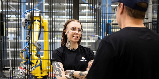 Julia Jansson, informationsansvarig på Systemairs IF Metall-klubb och avdelning Bergslagen, pratar med en kollega. 