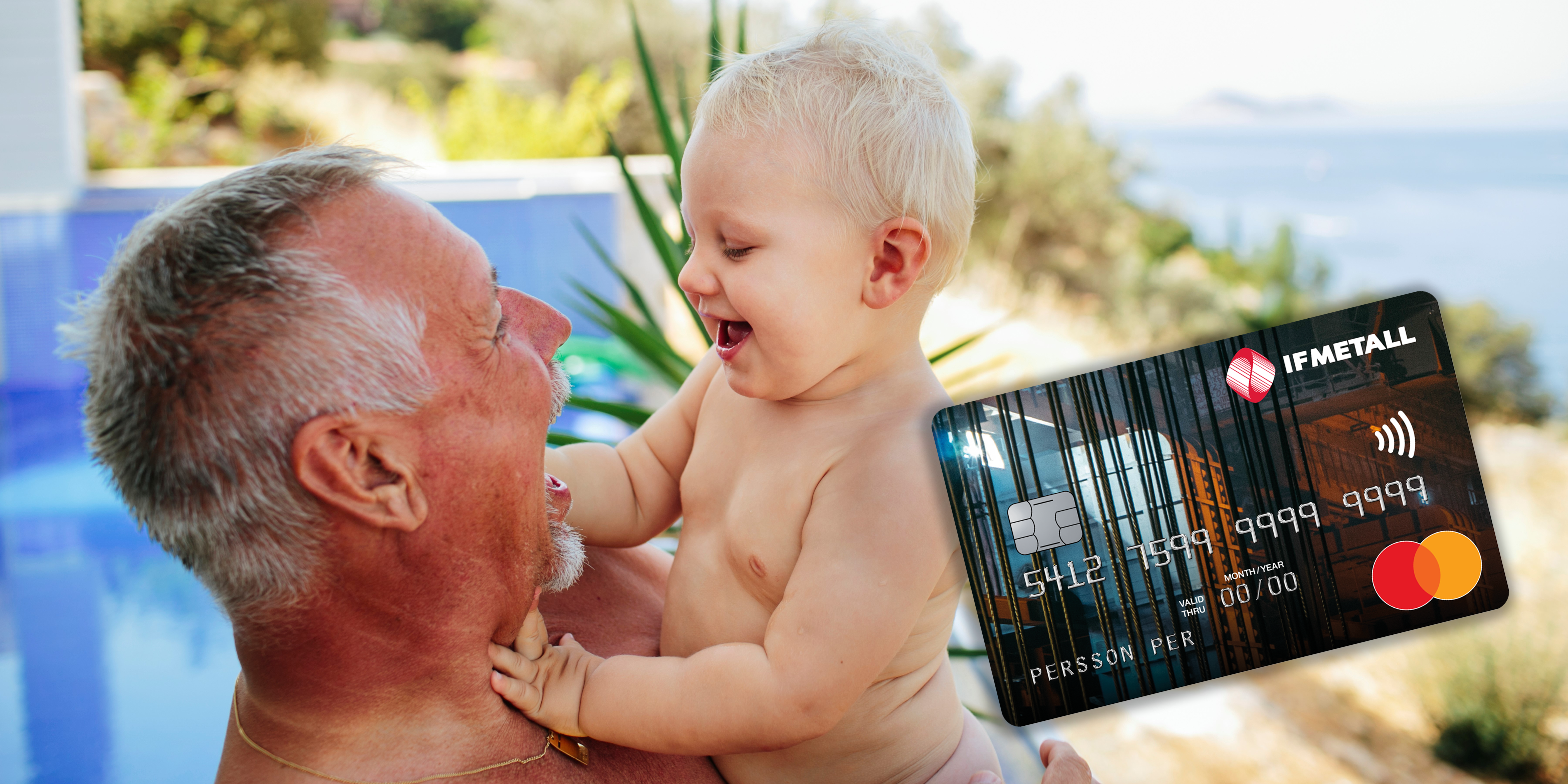 Man med en en glad bebis i famnen. 