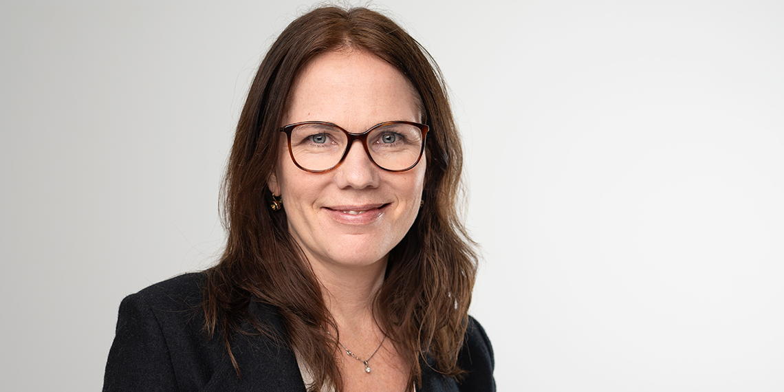 IF Metalls utredare Josefine Larsson. Hon tittar leendes in i kameran.